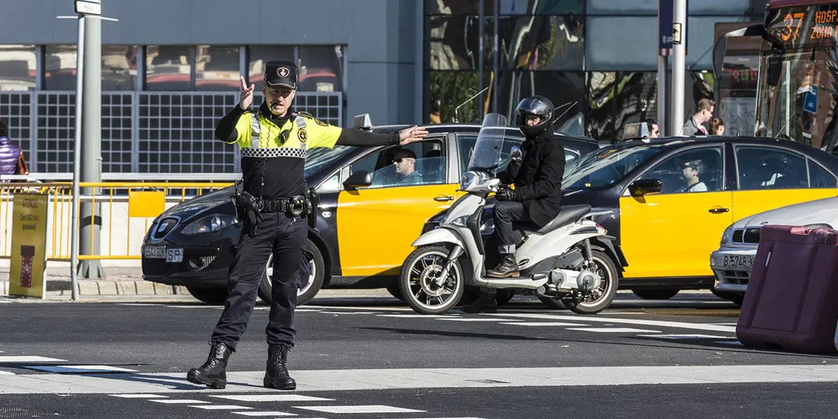 que-senales-te-puede-hacer-un-agente-de-trafico-1200x600-1